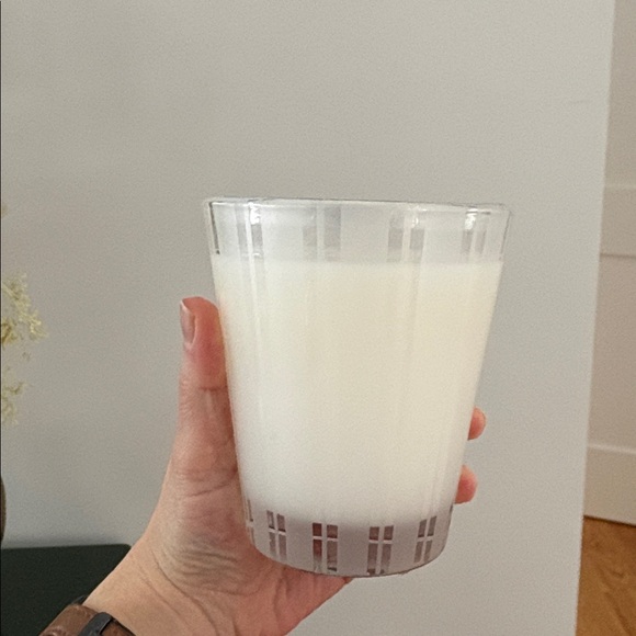 NEST Fragrances Ocean Mist & Sea Salt Candle - Black and Blue - Picture 2 of 4